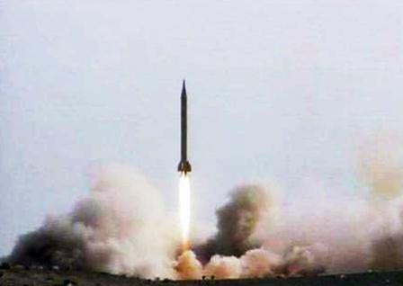 واحد من تسعة صواريخ طويلة وقصيرة المدى اختبرت إيران اطلاقها أمس